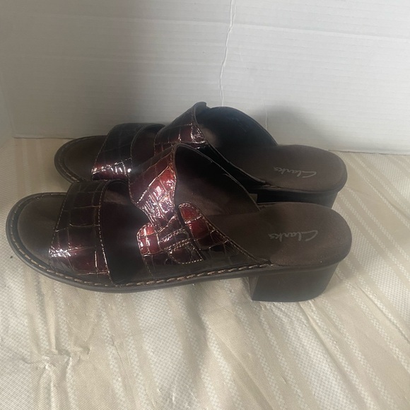 Clarks Women's Deanna brown Croc Print patent Leather Slide Sandals size 9 - Picture 3 of 8